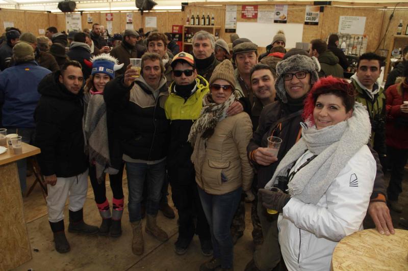 Ambiente en la carrera de galgos de este sábado en Madrigal de las Altas Torres, durante los cuartos de final del Campeonato Nacional