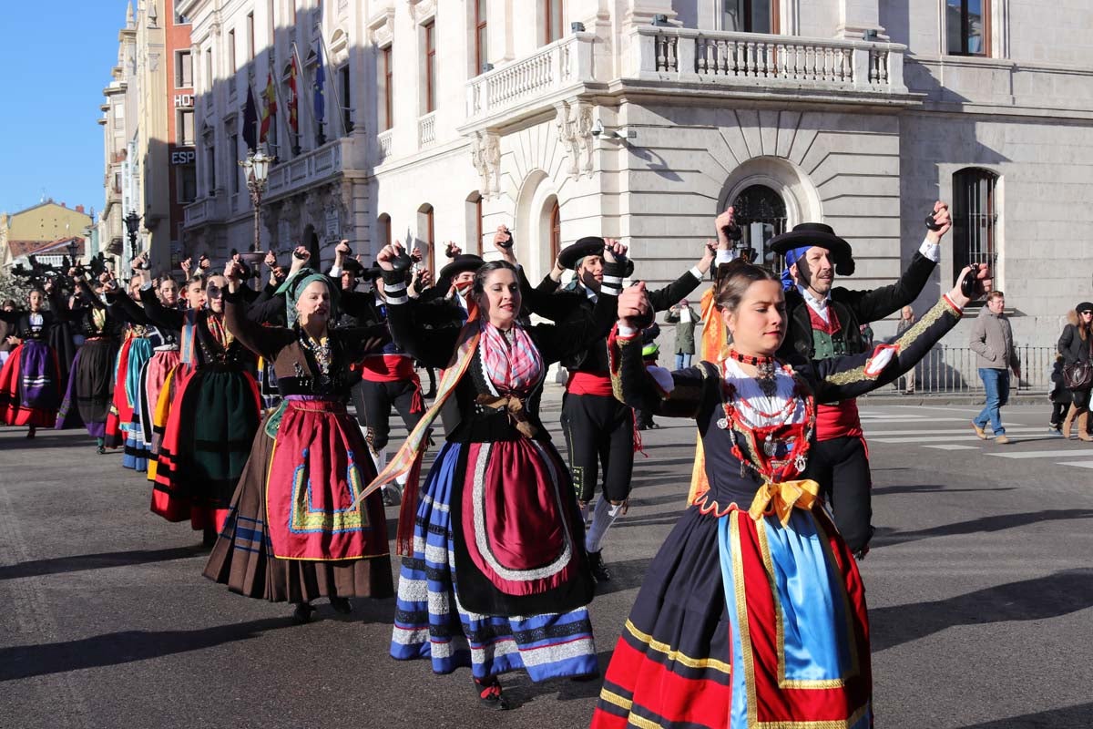 Miles de burgaleses honran a San Lesmes, patrón de la ciduad, en un soleado día en el que no faltan ni la tradición ni los roscos.