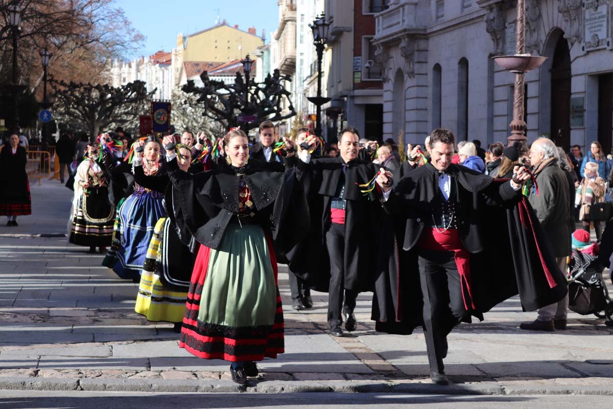 Miles de burgaleses honran a San Lesmes, patrón de la ciduad, en un soleado día en el que no faltan ni la tradición ni los roscos.