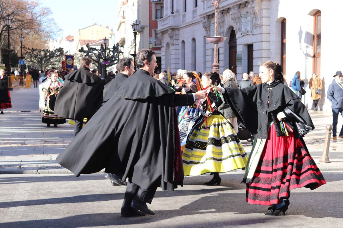 Miles de burgaleses honran a San Lesmes, patrón de la ciduad, en un soleado día en el que no faltan ni la tradición ni los roscos.