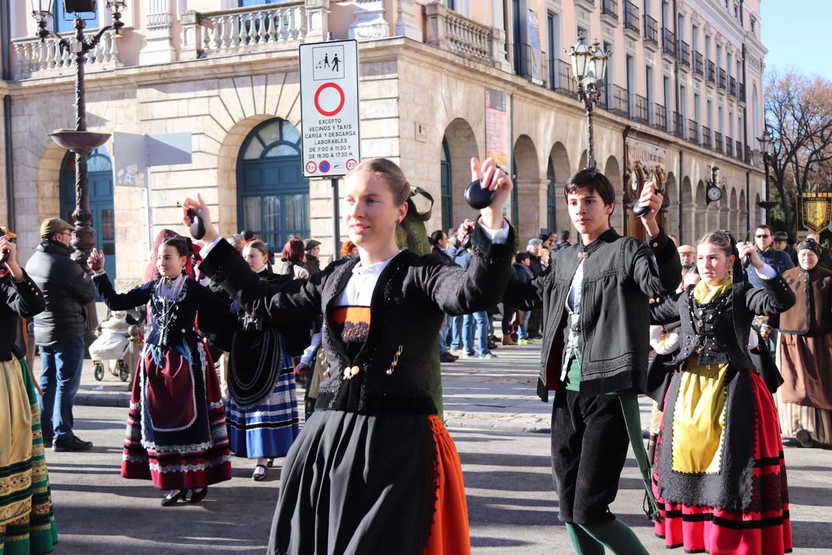 Miles de burgaleses honran a San Lesmes, patrón de la ciduad, en un soleado día en el que no faltan ni la tradición ni los roscos.