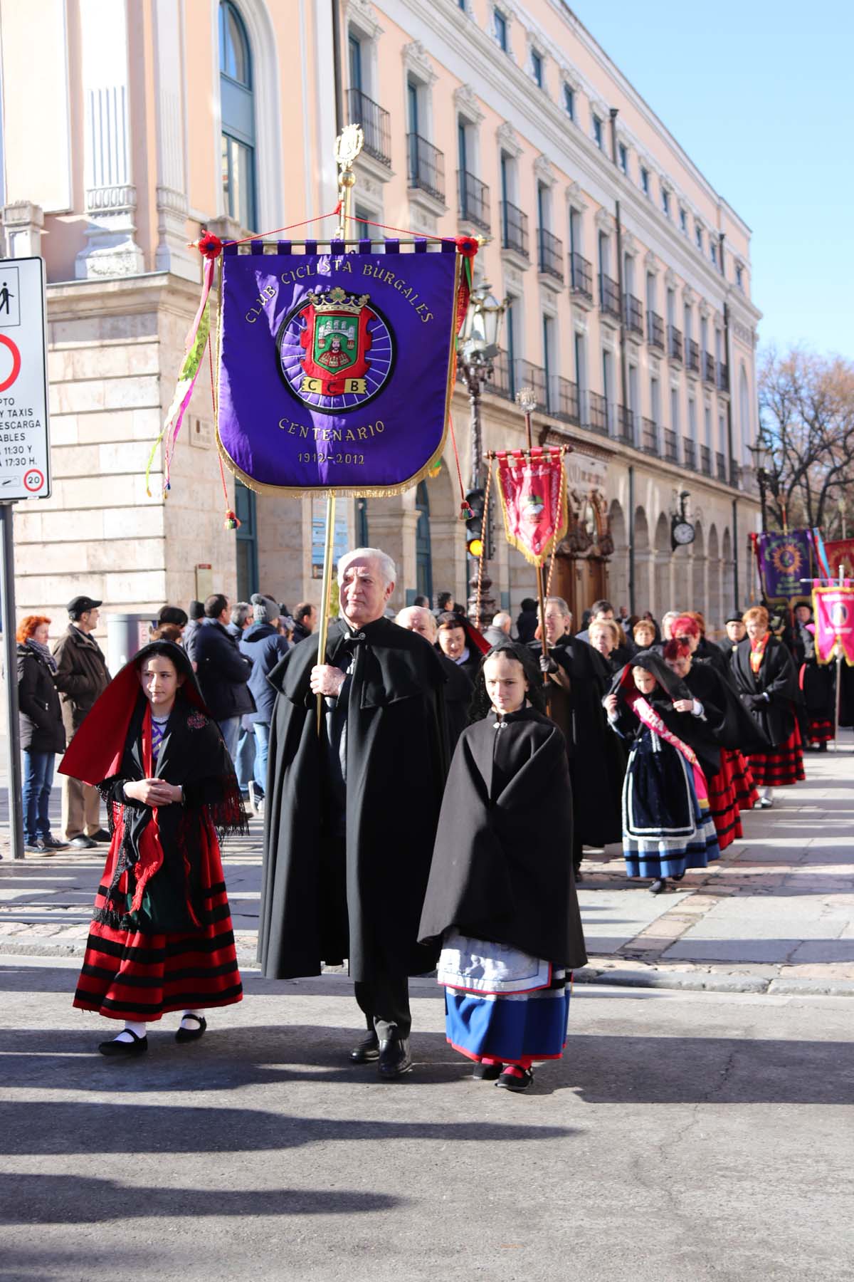 Miles de burgaleses honran a San Lesmes, patrón de la ciduad, en un soleado día en el que no faltan ni la tradición ni los roscos.