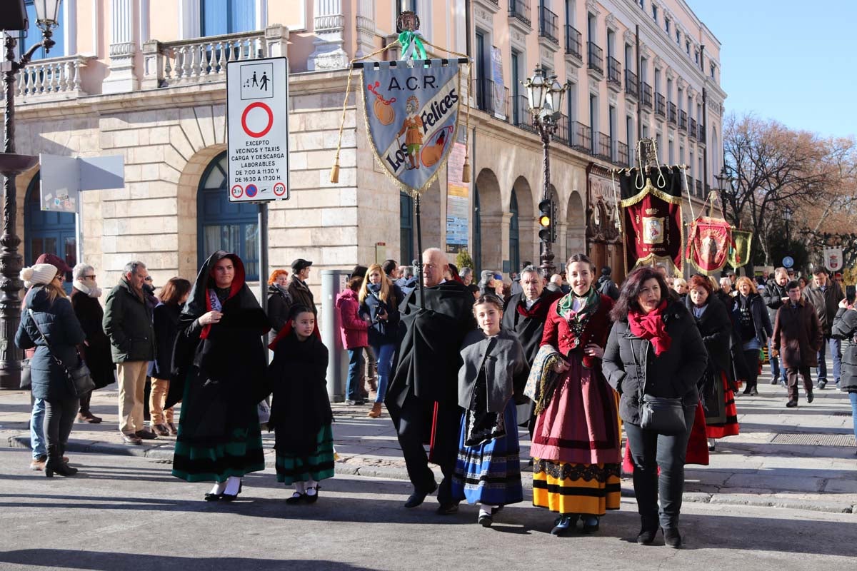 Miles de burgaleses honran a San Lesmes, patrón de la ciduad, en un soleado día en el que no faltan ni la tradición ni los roscos.