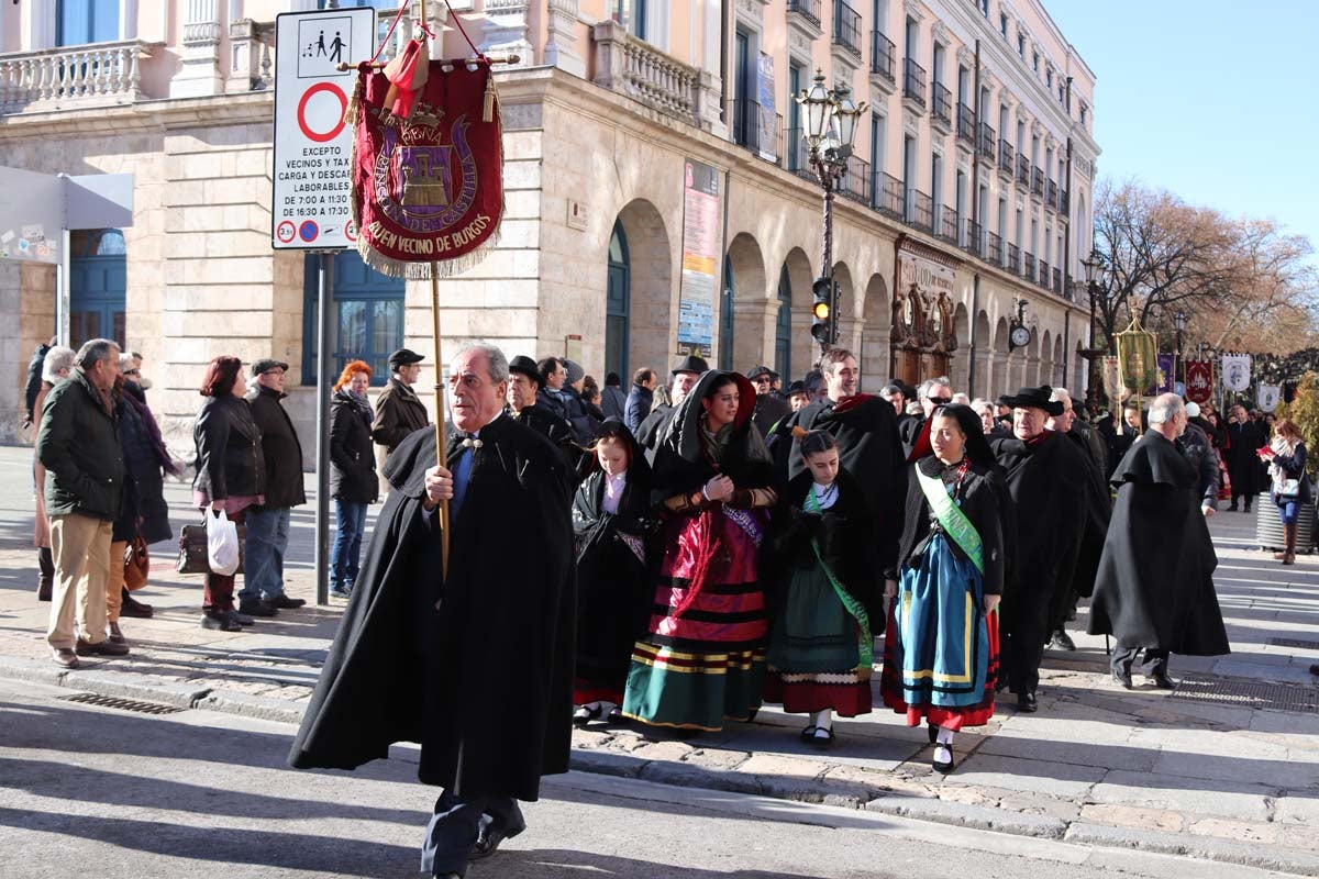 Miles de burgaleses honran a San Lesmes, patrón de la ciduad, en un soleado día en el que no faltan ni la tradición ni los roscos.