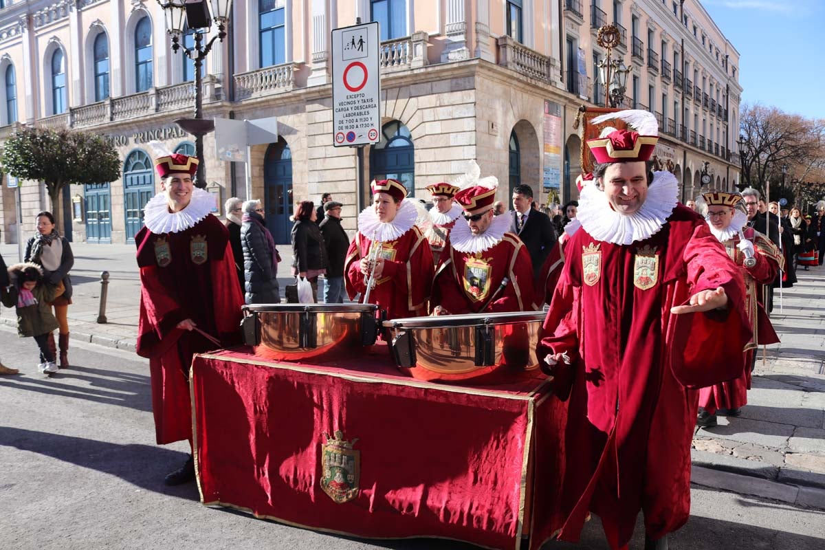 Miles de burgaleses honran a San Lesmes, patrón de la ciduad, en un soleado día en el que no faltan ni la tradición ni los roscos.