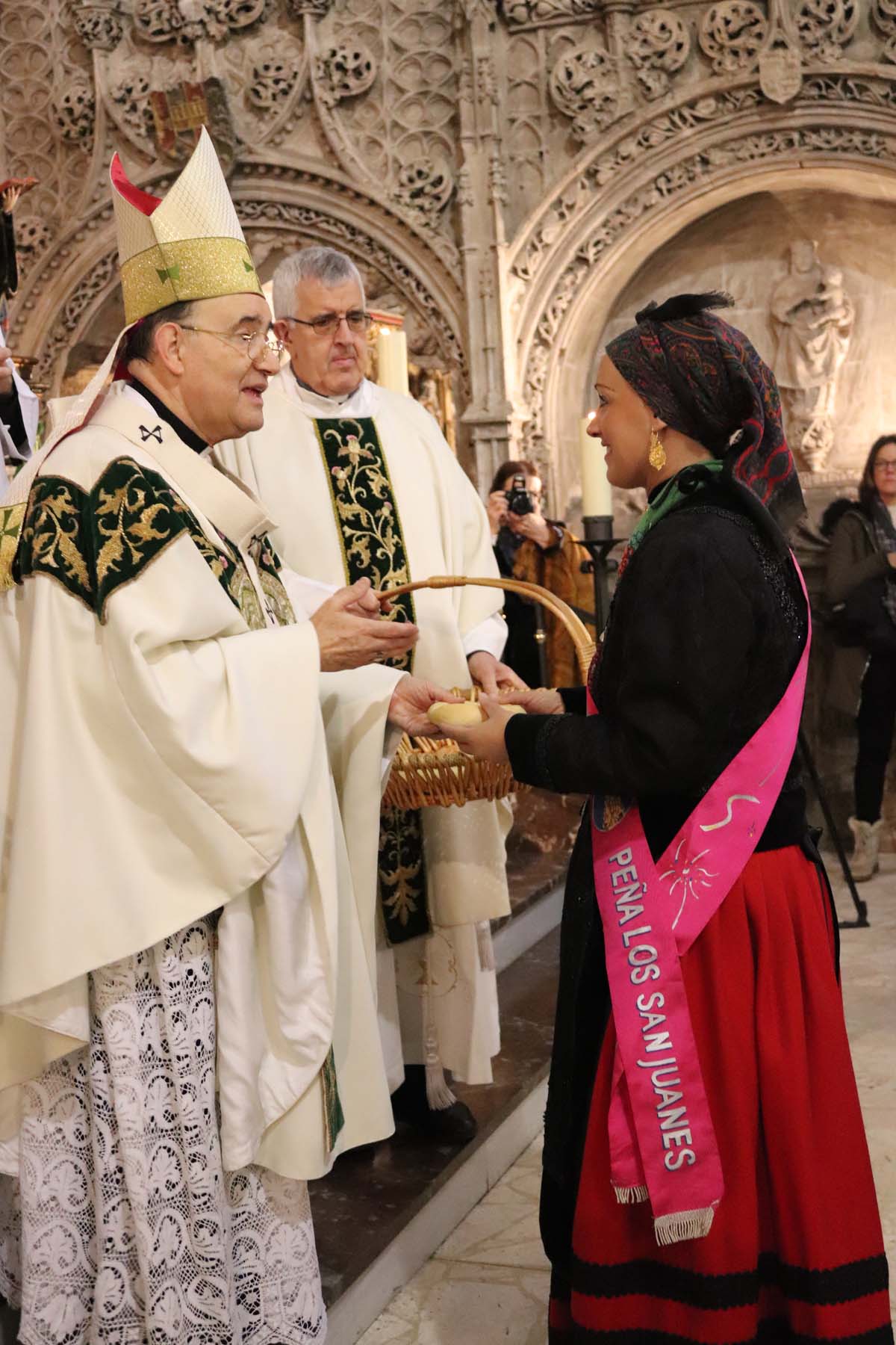 Miles de burgaleses honran a San Lesmes, patrón de la ciduad, en un soleado día en el que no faltan ni la tradición ni los roscos.