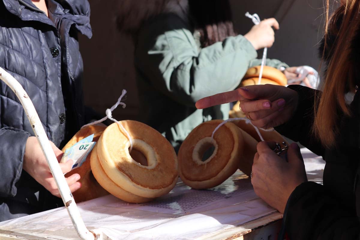 Miles de burgaleses honran a San Lesmes, patrón de la ciduad, en un soleado día en el que no faltan ni la tradición ni los roscos.