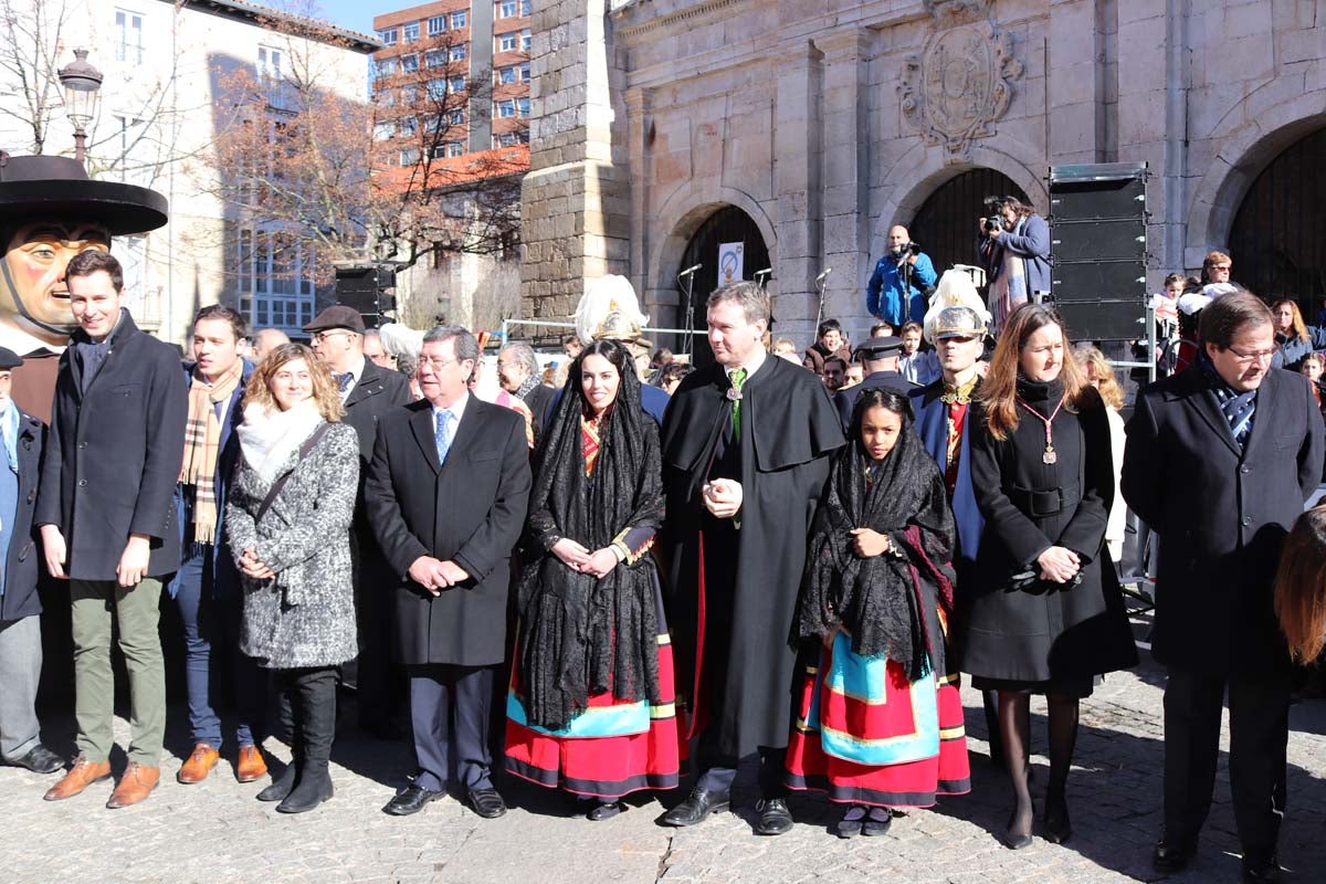 Miles de burgaleses honran a San Lesmes, patrón de la ciduad, en un soleado día en el que no faltan ni la tradición ni los roscos.