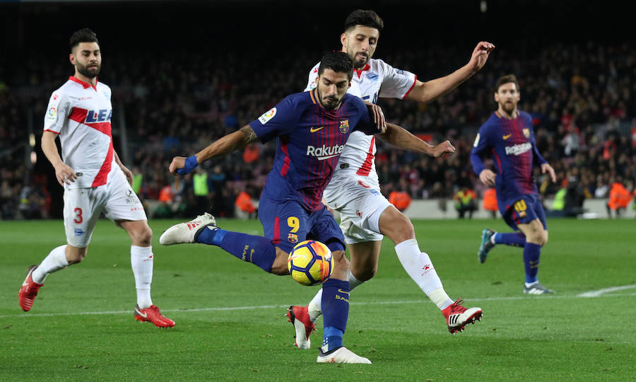 El líder remontó un gol del Alavés con goles de Luis Suárez y Messi, pero el árbitro se equivocó en dos jugadas clave a favor de los locales.