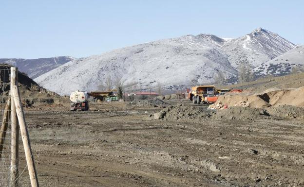 Terrenos de la antigua explotación a cielo abierto de Uminsa donde se trabaja en la construcción de un proyecto turístico y hostelero en las cercanías de Castrejón de la Peña (Pâlencia) . 