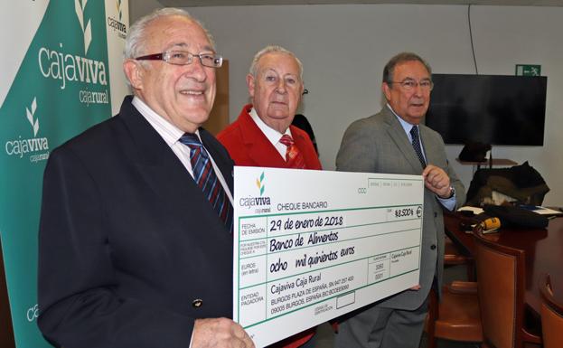 Miguel Ángel López Santaolalla, Pedro García Romera y José Luis Herrero con el cheque de 8.500€