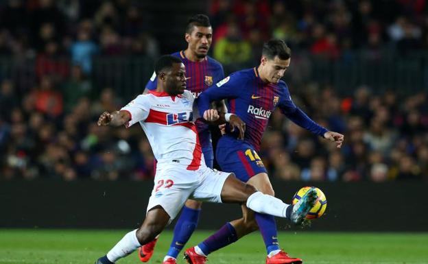 Coutinho, en una acción del partido ante el Alavés. 