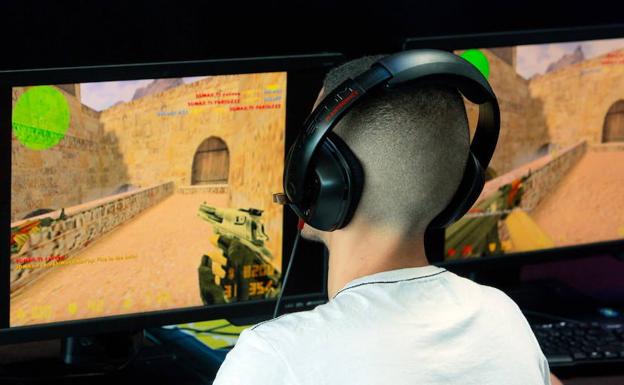 Un joven juega en el 'Dreamhack Valencia', el mayor festival de 'e-sports'.