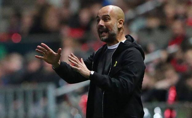 Pep Guardiola ordena a sus jugadores en el último partido del Manchester City. 