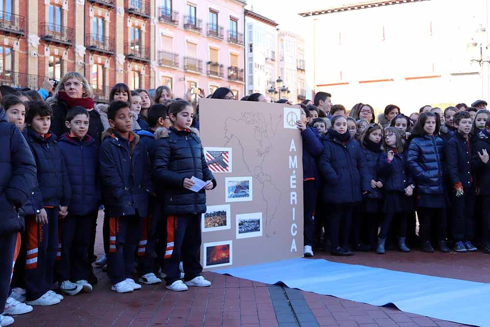 Alumnos y profesores del colegio han hecho una representación en la Plaza Mayor de Burgos