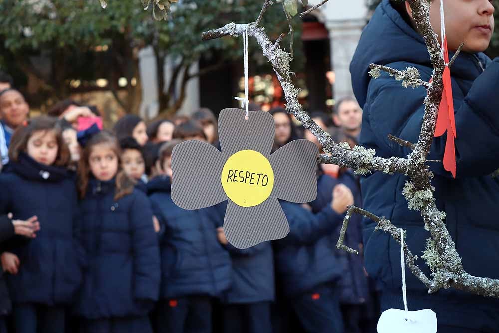 Alumnos y profesores del colegio han hecho una representación en la Plaza Mayor de Burgos