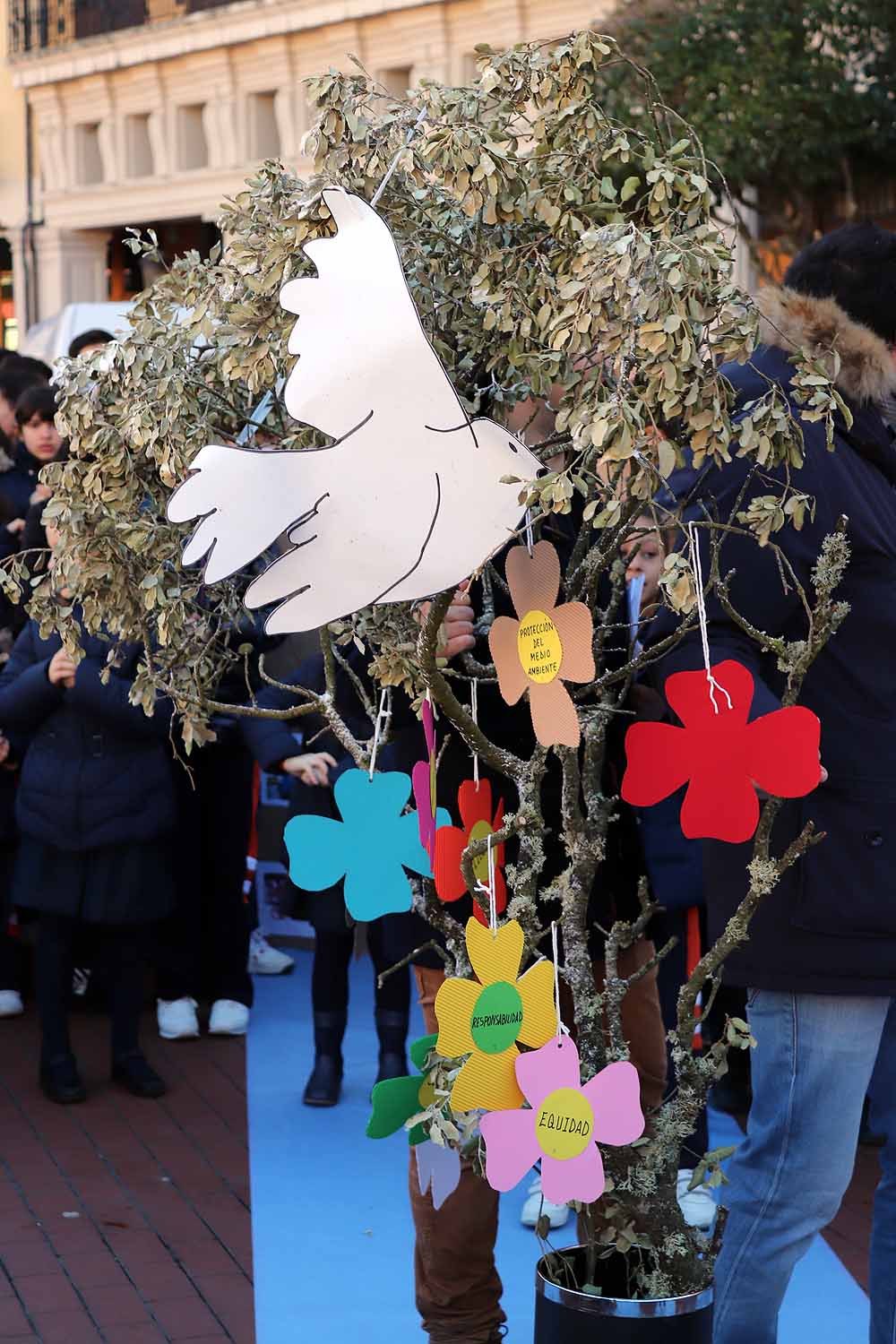 Alumnos y profesores del colegio han hecho una representación en la Plaza Mayor de Burgos