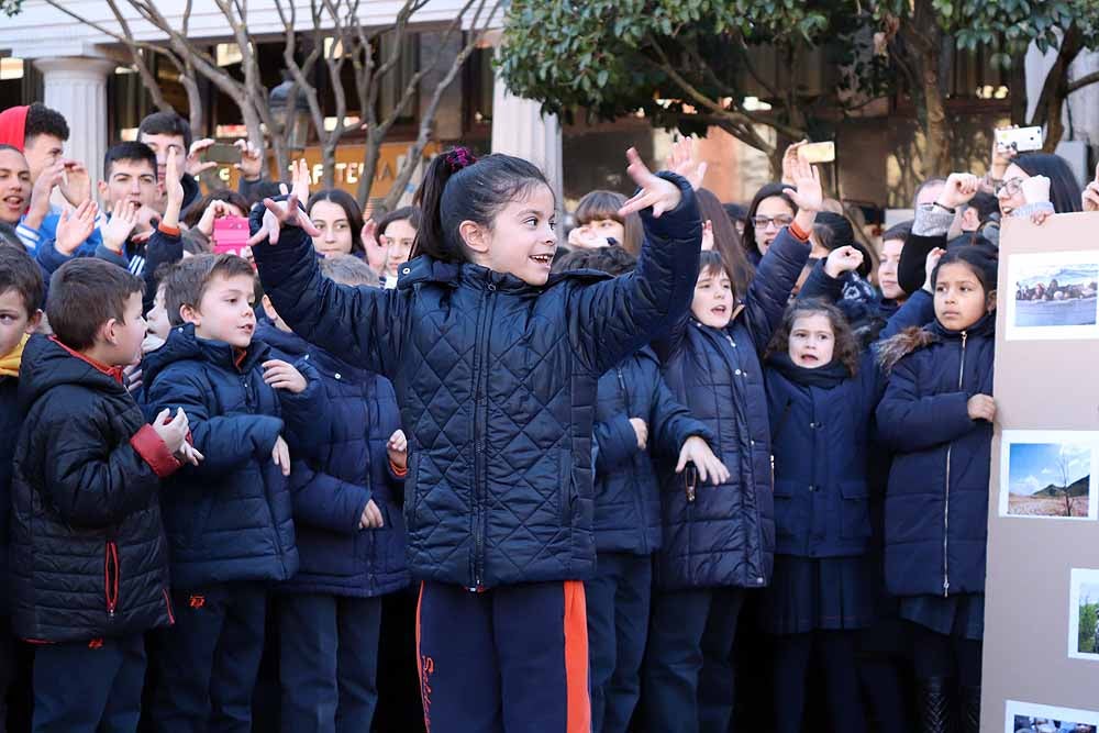 Alumnos y profesores del colegio han hecho una representación en la Plaza Mayor de Burgos