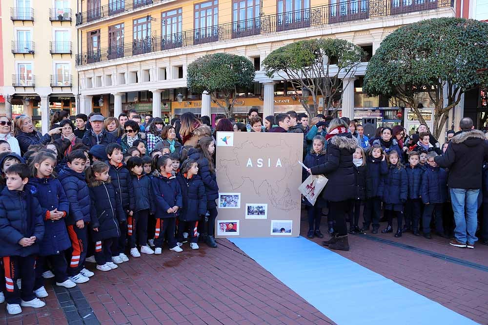 Alumnos y profesores del colegio han hecho una representación en la Plaza Mayor de Burgos