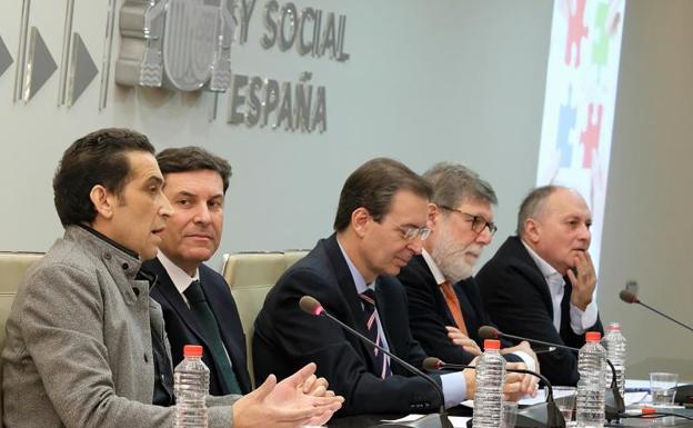 Vicente Andrés ( CC OO), Carlos Fernández Carriedo (consejero de Empleo), Germán Barrios (presidente del CES regional), Santiago Aparicio (Cecale) y Faustino Temprano (UGT). 