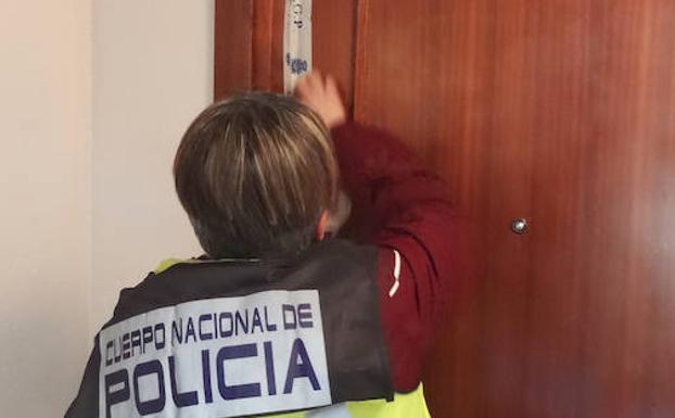 La Policía precinta el domicilio donde encontraron muerta a una mujere en Parqueso.