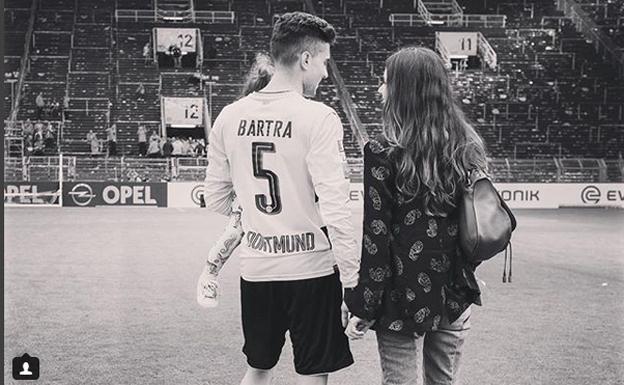 Marc Bartra con Melissa Jiménez y su hija Gala. 