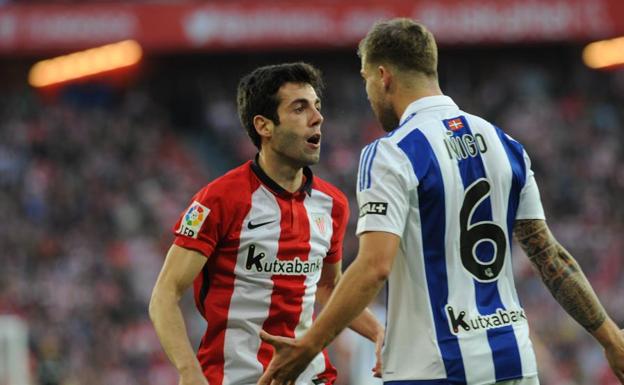 Susaeta e Iñigo Martínez, en un derbi de 2015