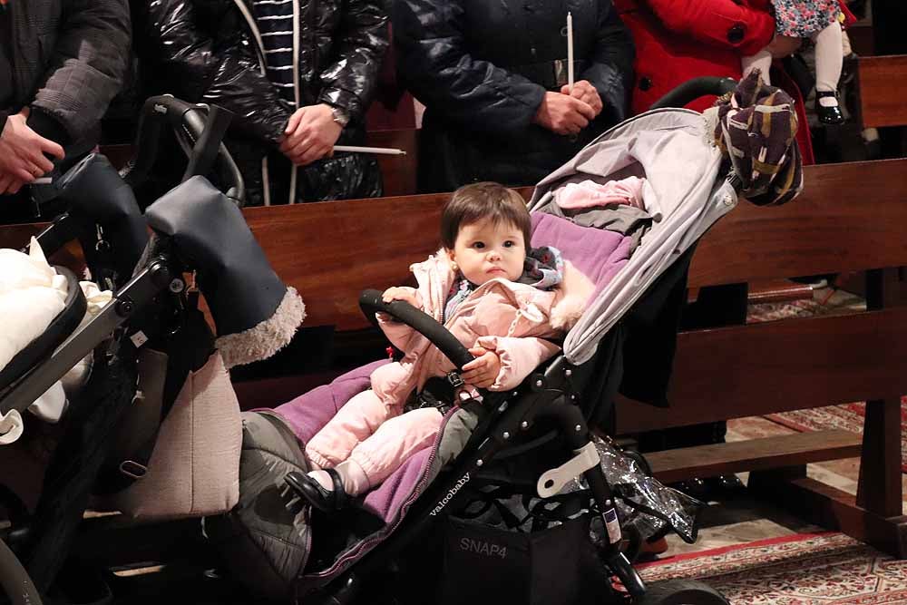 Estos son los bebés que han recibido la bendición de la Misa de la Luz