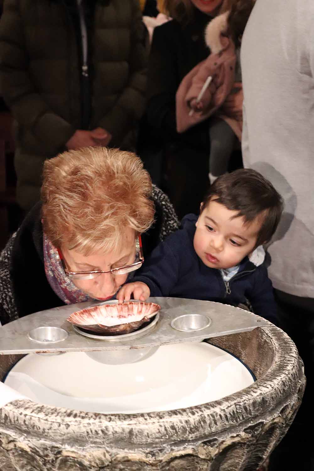 Estos son los bebés que han recibido la bendición de la Misa de la Luz