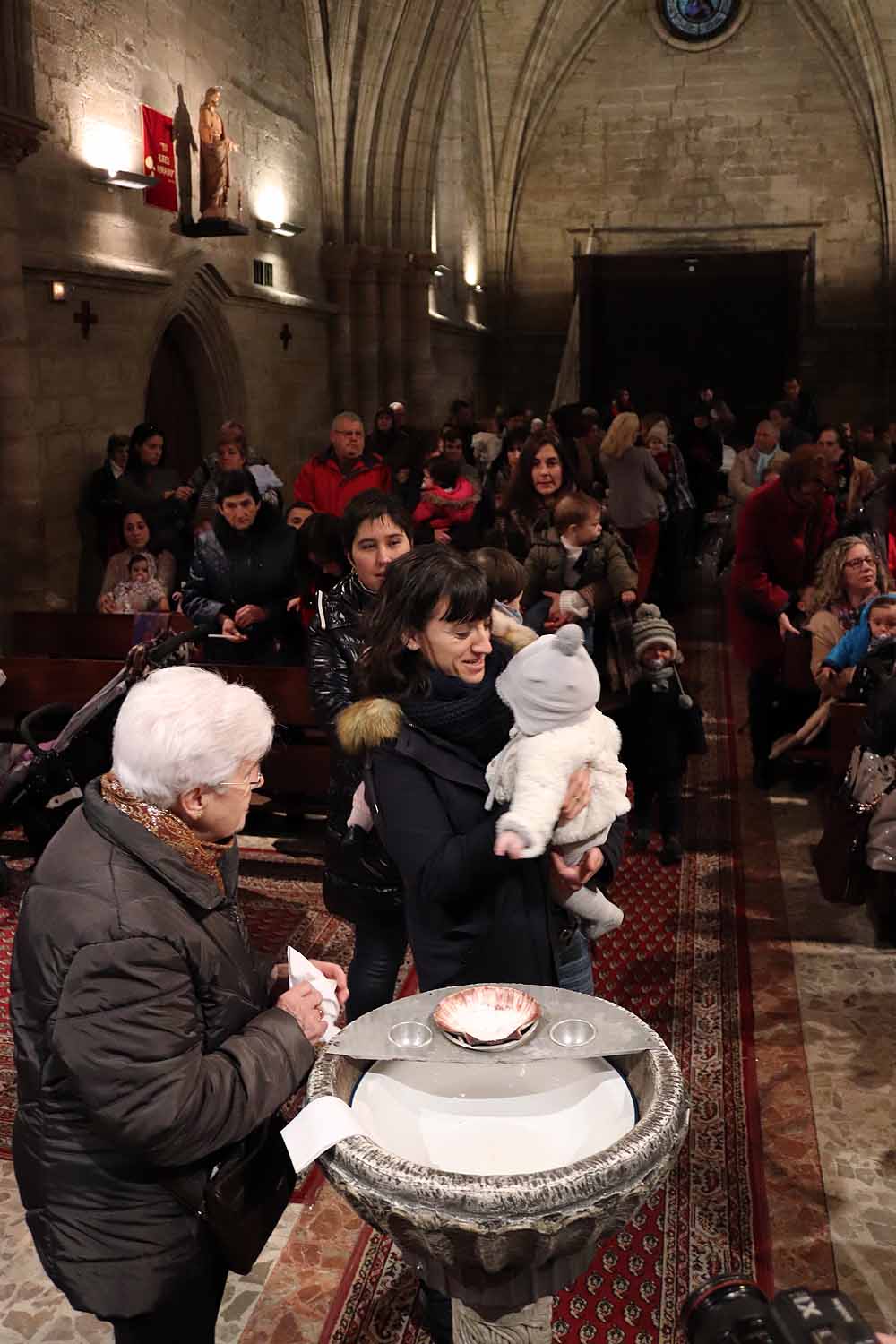 Estos son los bebés que han recibido la bendición de la Misa de la Luz