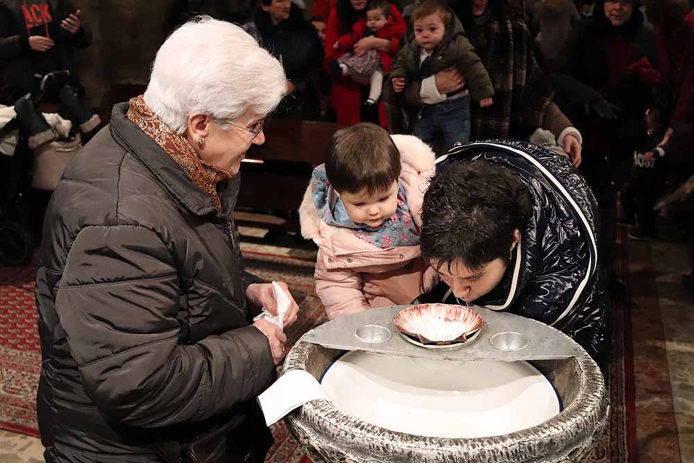 Estos son los bebés que han recibido la bendición de la Misa de la Luz