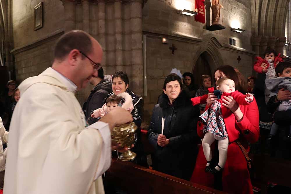 Estos son los bebés que han recibido la bendición de la Misa de la Luz