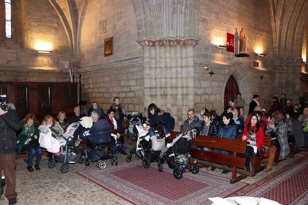 Estos son los bebés que han recibido la bendición de la Misa de la Luz