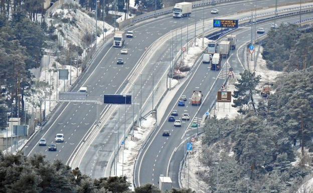 Vista desde el puerto del Alto del León de un tramo de la autopista AP-6 a su paso por la localidad de El Espinar, ayer con una circulación fluida. 