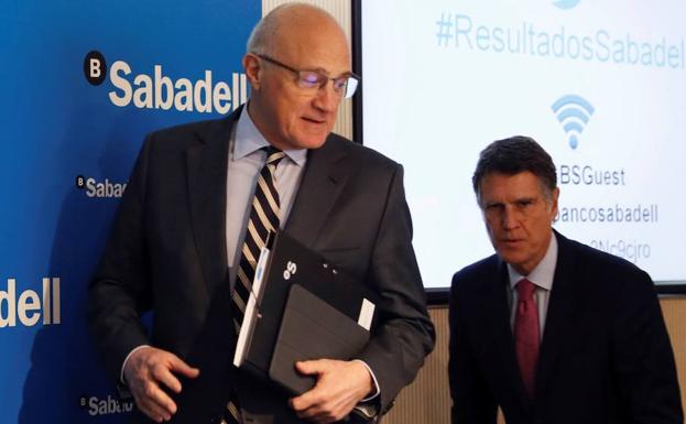 Josep Oliu, presidente de Banco Sabadell, y Jaime Guardiola, consejero delegado. 