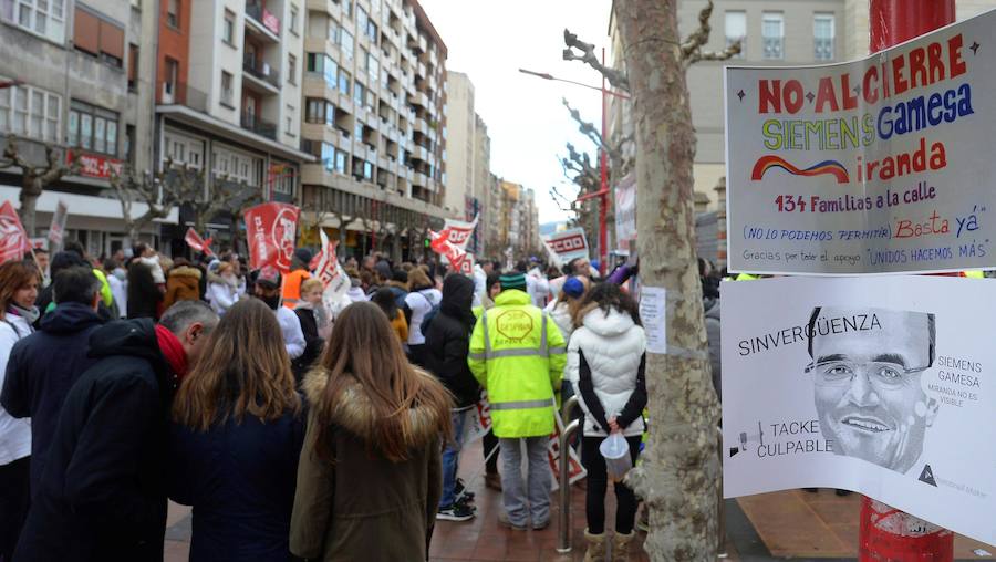 La sociedad burgalesa se ha concentrado esta mañana para exigir el mantenimiento del empleo en la planta