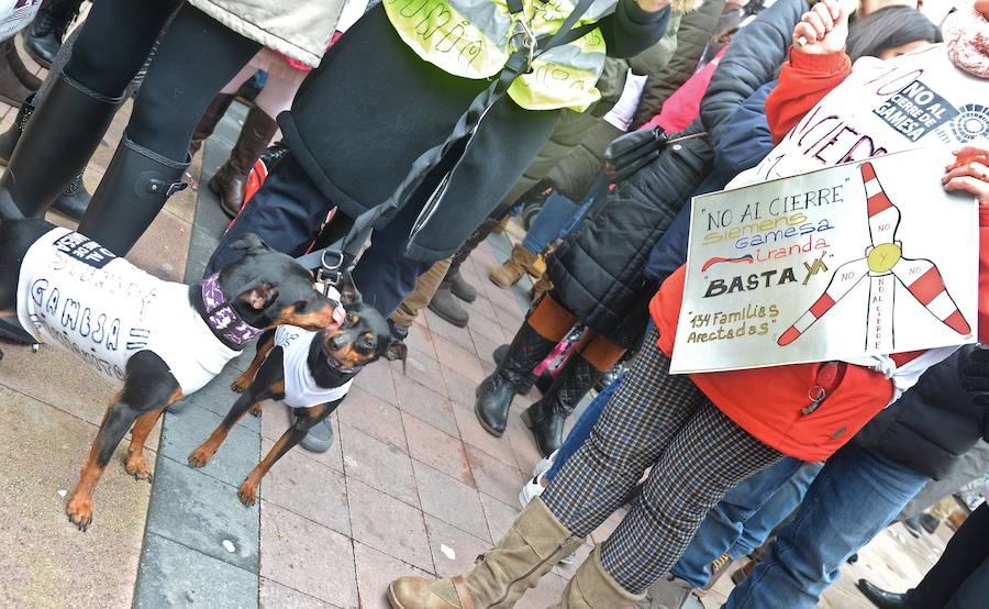 La sociedad burgalesa se ha concentrado esta mañana para exigir el mantenimiento del empleo en la planta