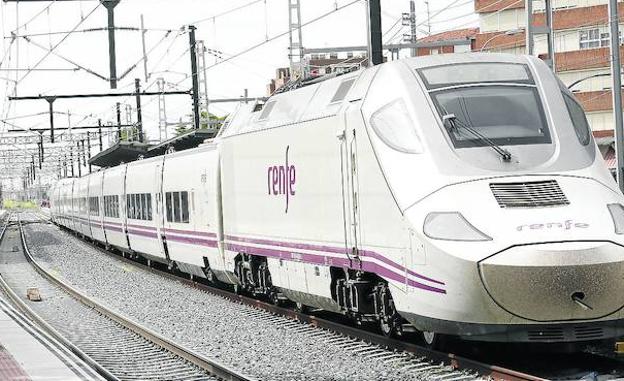 Un tren de la línea de Santander, estacionado en Palencia.