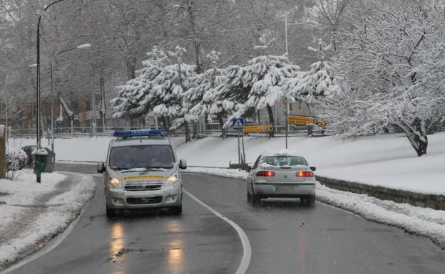 Dos vehículos circulan por una carretera segoviana.