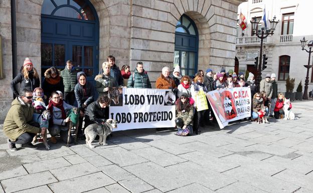 Una treintena de personas se han concentrado para pedir la prohibición de la caza con animales