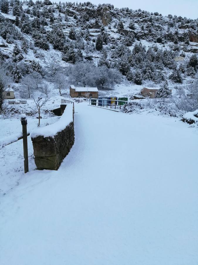 Aquí tienen una selección de fotografías de nieve enviadas por algunos de nuestros lectores. Se pueden ver imágenes de Tubilla del Agua, Ura, Belorado, Fuentelcésped, Quintanar de la Sierra o Sargentes de la Lora