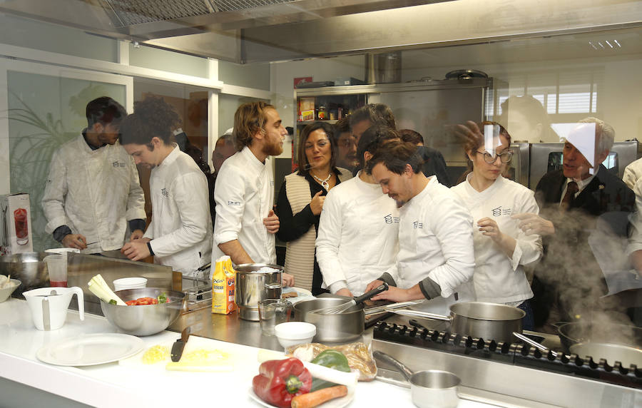 La consejera de Agricultura, con los alumnos de Basque Culinary Center