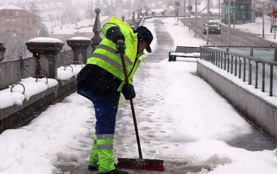 Un trabajadore limpia la acera de la avenida Padre Claret.