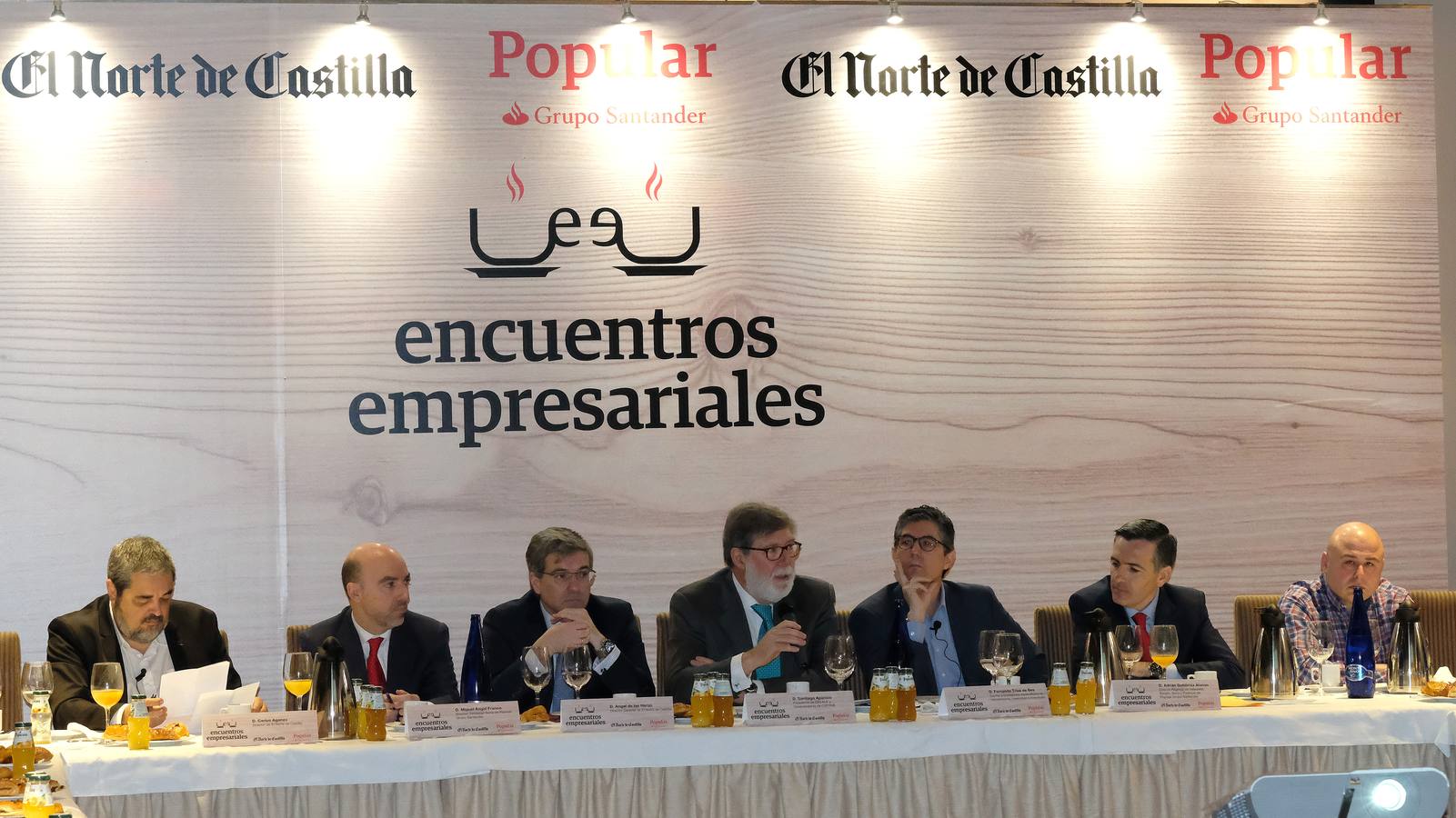 El presidente de Cecale, Santiago Aparicio, y el economista Fernando Trías de Bes han abordado la realidad y los retos del tejido productivo 