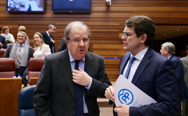 El presidente de la Junta, Juan Vicente Herrera, conversa con Alfonso Fernández Mañueco en el Pleno de las Cortes. 