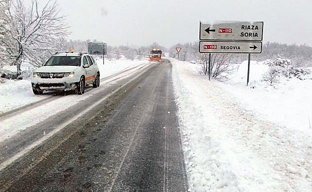 Máquinas quitanieves trabajan en las labores de limpieza de las carreteras en la provincia de Segovia.