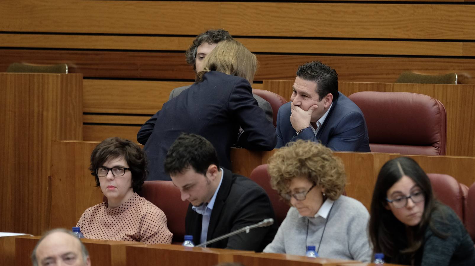 En una dura sesión de control, el PSOE y Podemos reclaman el cese del responsable de la cartera sanitaria, y el presidente de la Junta les acusa de moverse por «electoralismo» y mero «capricho»