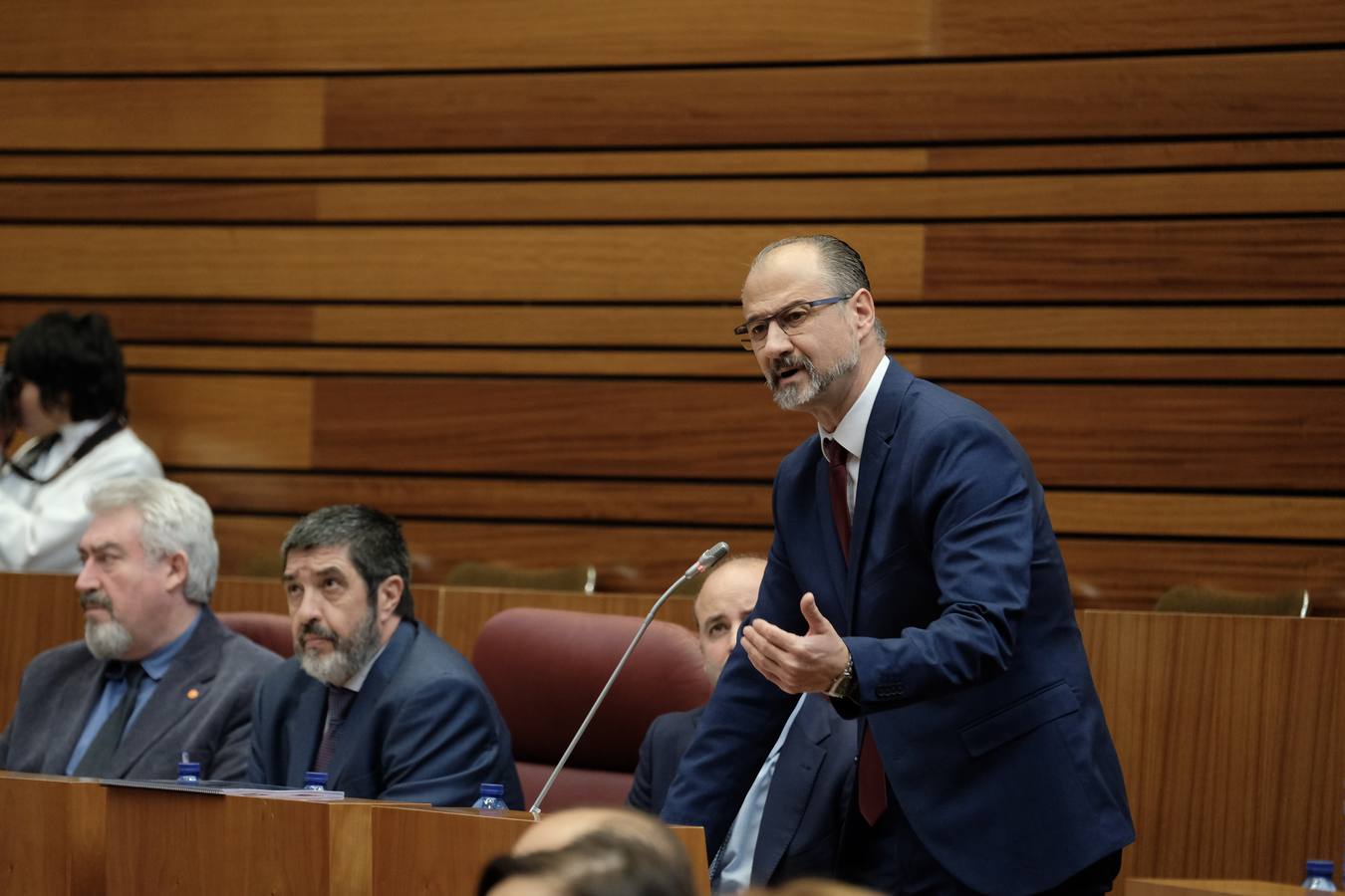 En una dura sesión de control, el PSOE y Podemos reclaman el cese del responsable de la cartera sanitaria, y el presidente de la Junta les acusa de moverse por «electoralismo» y mero «capricho»