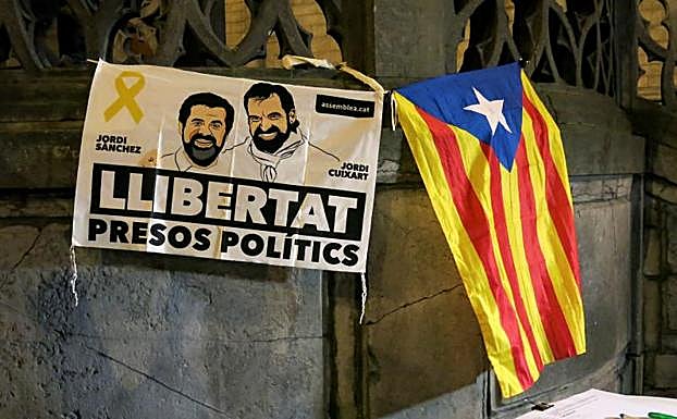 Pancarta con la imagen de Jordi Sànchez y Jordi Cuixart. 