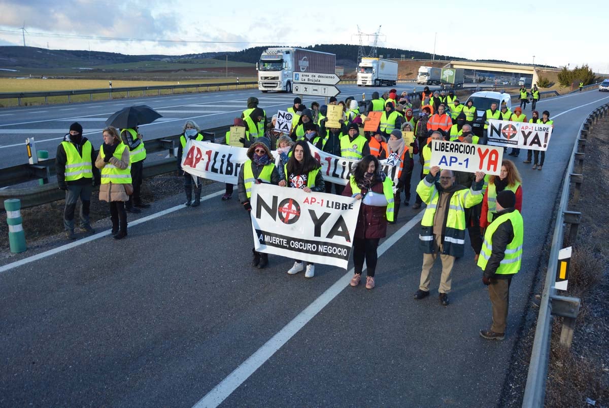 Cerca de un centenar de personas vuelven a cortar la N-I a la altura de La Brújula para exigir la liberalización inmediata de la AP-1.